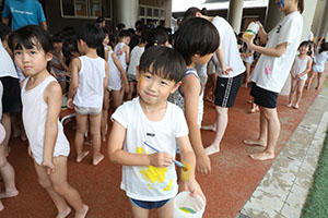 7月生まれのお誕生会　ーボディペインティングー　年長組