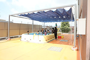 プール　気持ちよかったね　ばら・すみれ