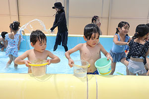 プール　気持ちよかったね　ばら・すみれ