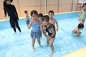 プール　気持ちよかったね　ばら・すみれ