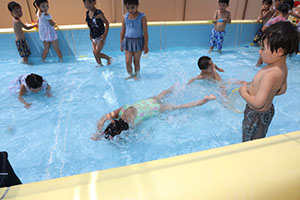 プール　気持ちよかったね　ばら・すみれ