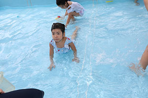 プール　気持ちよかったね　ばら・すみれ