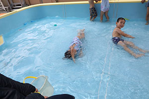 プール　気持ちよかったね　ばら・すみれ