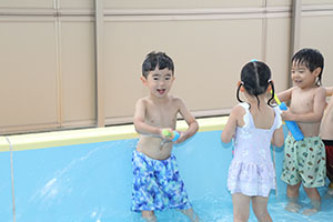 プール　気持ちよかったね　ばら・すみれ
