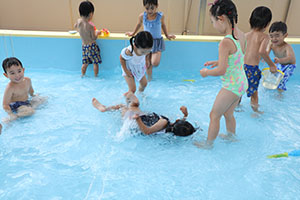 プール　気持ちよかったね　ばら・すみれ