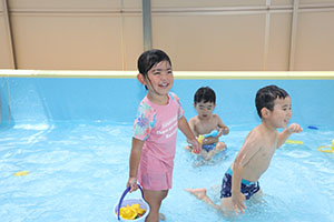 プール　気持ちよかったね　ばら・すみれ