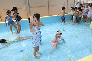 プール　気持ちよかったね　ばら・すみれ