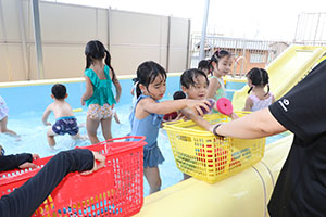 プール　気持ちよかったね　ばら・すみれ