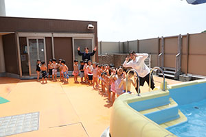 プール　気持ちよかったね　ばら・すみれ