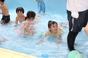 プール　気持ちよかったね　ばら・すみれ