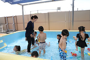 プール　気持ちよかったね　ばら・すみれ
