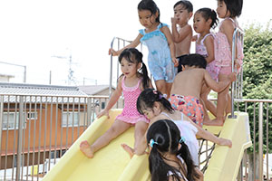 プール　気持ちよかったね　ばら・すみれ