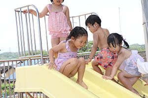 プール　気持ちよかったね　ばら・すみれ