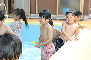 プール　気持ちよかったね　ばら・すみれ