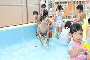 プール　気持ちよかったね　ばら・すみれ
