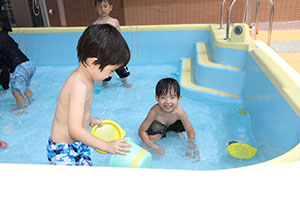 プール　気持ちよかったね　ばら・すみれ