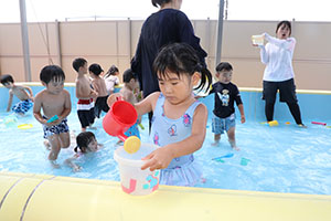 プール　気持ちよかったね　ばら・すみれ