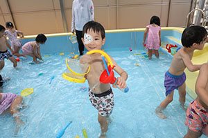 プール　気持ちよかったね　ばら・すみれ