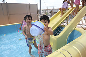 プール　気持ちよかったね　ばら・すみれ