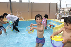 プール　気持ちよかったね　ばら・すみれ
