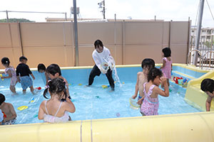 プール　気持ちよかったね　ばら・すみれ