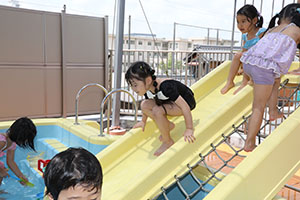 プール　気持ちよかったね　ばら・すみれ