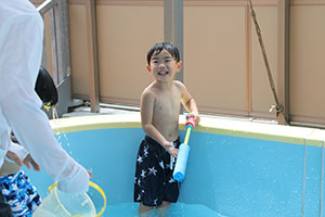 プール　気持ちよかったね　ばら・すみれ