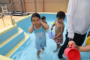 プール　気持ちよかったね　ばら・すみれ