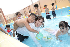 プール　気持ちよかったね　ばら・すみれ