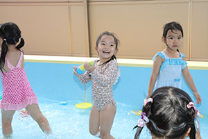 プール　気持ちよかったね　ばら・すみれ