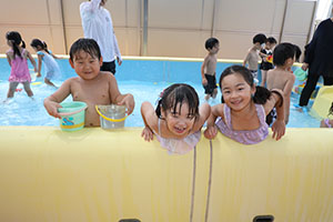 プール　気持ちよかったね　ばら・すみれ