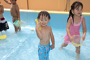プール　気持ちよかったね　ばら・すみれ