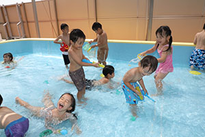 プール　気持ちよかったね　ばら・すみれ