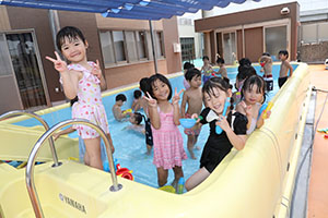 プール　気持ちよかったね　ばら・すみれ