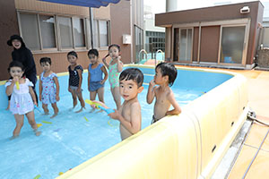 プール　気持ちよかったね　ばら・すみれ