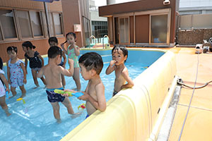プール　気持ちよかったね　ばら・すみれ