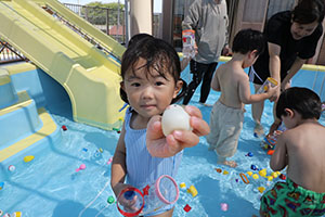 8月生まれのお誕生会　ー金魚すくいー　ひよこ・あひる・ぺんぎん