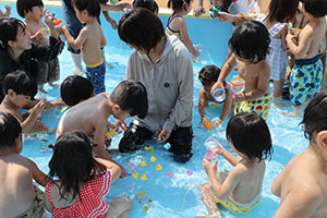 8月生まれのお誕生会　ー金魚すくいー　ひよこ・あひる・ぺんぎん