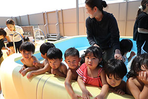 8月生まれのお誕生会　ー金魚すくいー　ひよこ・あひる・ぺんぎん