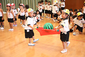 8月生まれのお誕生会　ースイカ運びリレーー　年少組