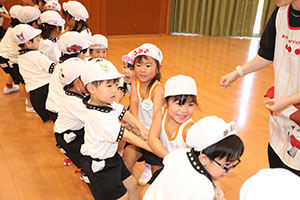 8月生まれのお誕生会　ーつなひきー　年中組