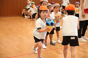 8月生まれのお誕生会　ーいろいろリレーー　年長組