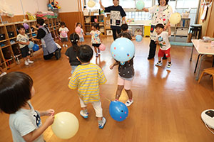 風船遊び　ぺんぎん