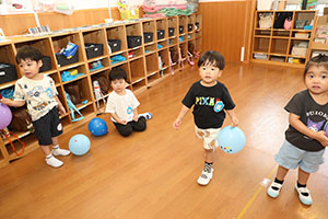 風船遊び　ぺんぎん