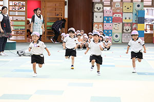 運動会の活動　かけっこ　　すみれ・ばら