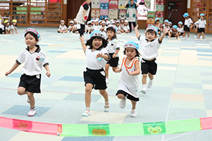 運動会の活動　かけっこ　　ひまわり・さくら・たんぽぽ