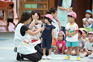 かけっこの活動　2歳児クラス