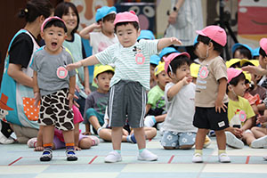 かけっこの活動　2歳児クラス