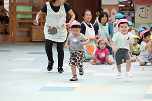かけっこの活動　2歳児クラス