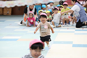かけっこの活動　2歳児クラス